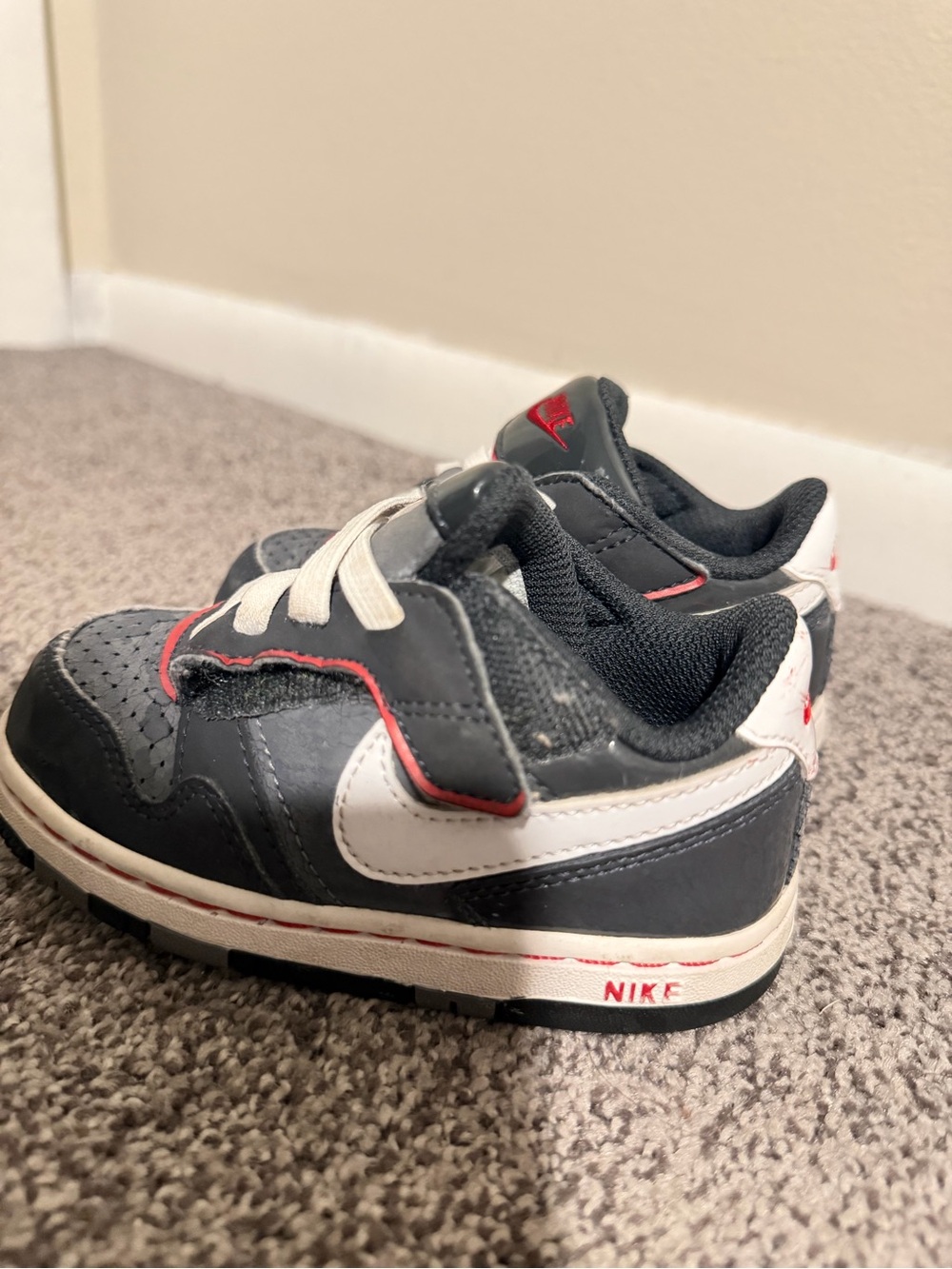 Nike Kids Black, White and Red Low-Top Sneakers